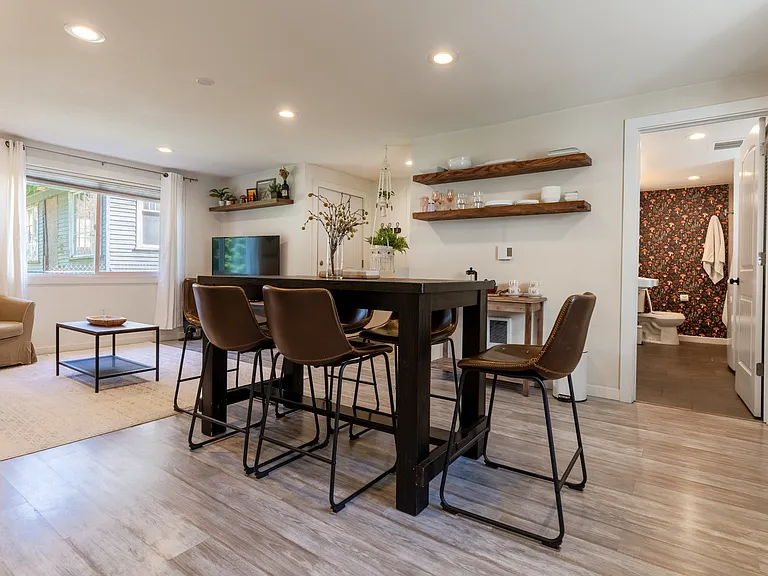 Open concept, dining area, open shelving, seats 6 ppl