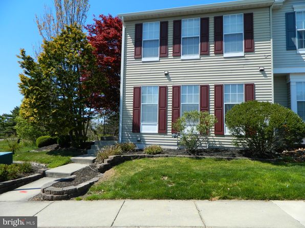 82 Pebble Ln