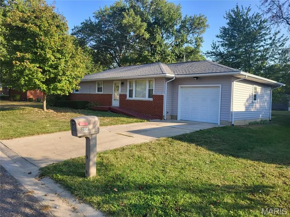 2130 Saint Raphael Ct, Highland, IL 62249