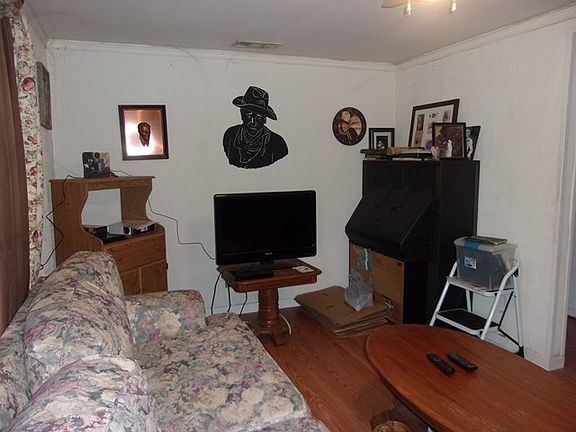 3rd image of 608 E Wallace St
