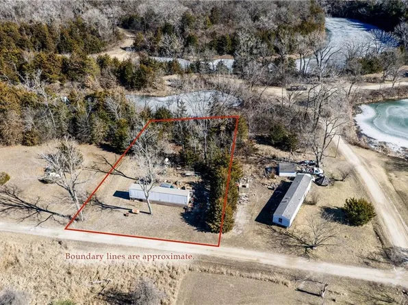 66 N Lakeview Dr, Pleasanton, KS 66075