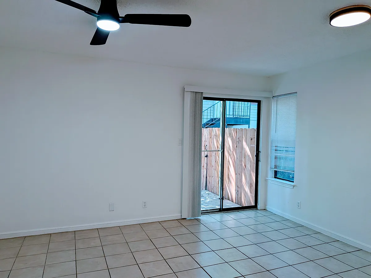 Living Room - 905 E 51st St #101