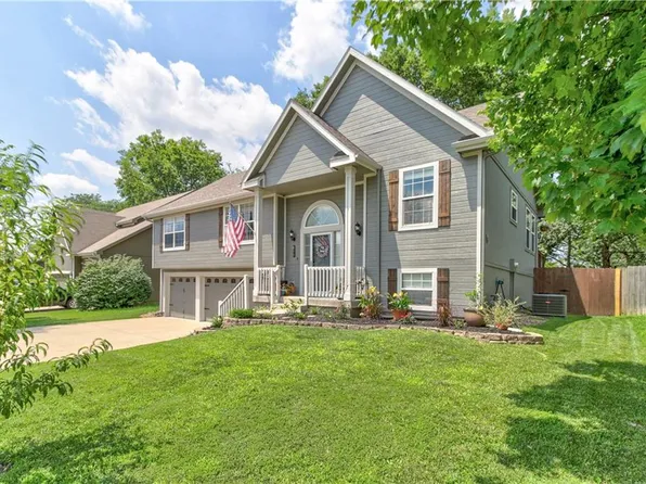 813 Colonial Dr, Pleasant Hill, MO 64080