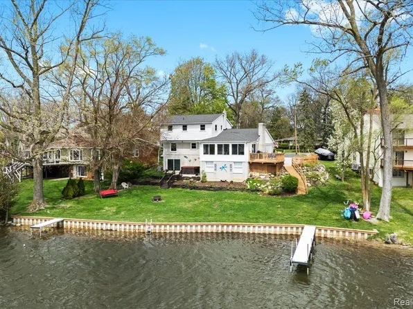 1425 Shankin Dr, Wolverine Lake, MI 48390