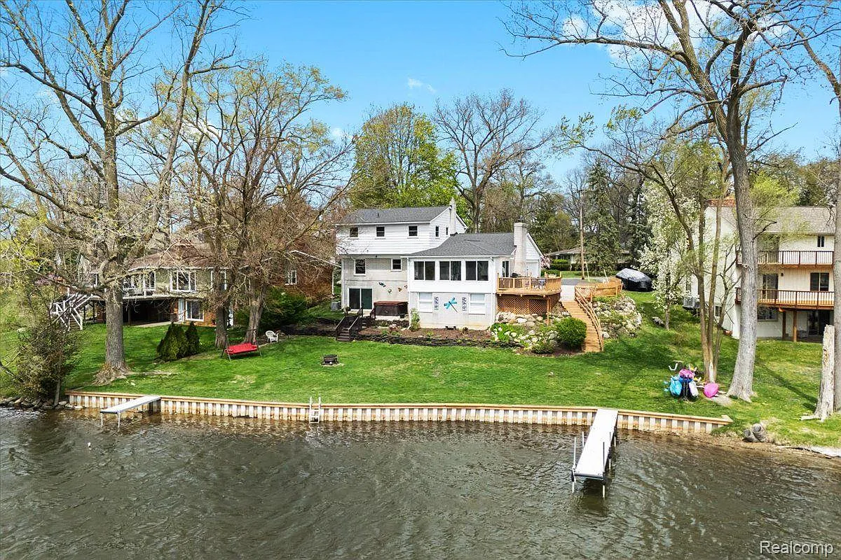 1425 Shankin Dr photo 1