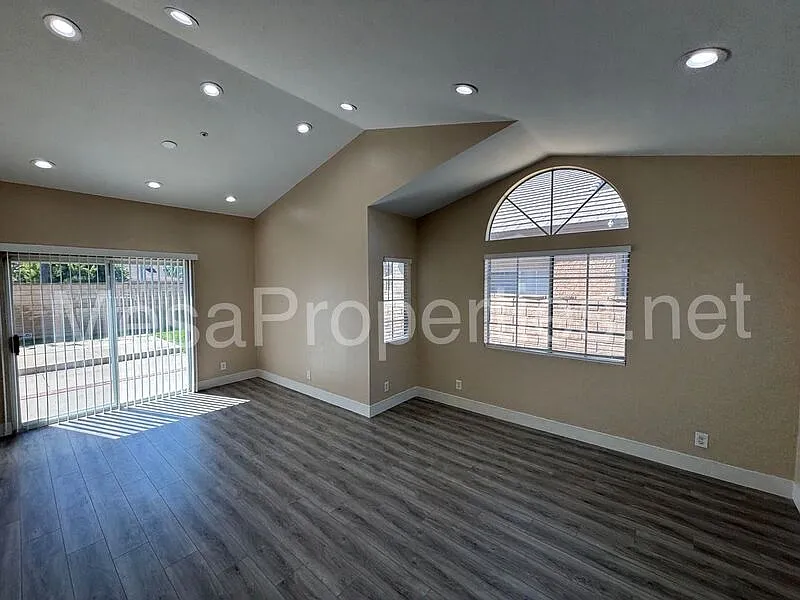 3 bed, 2.5 bath, 1322 sqft, $3,200 — Photo 4