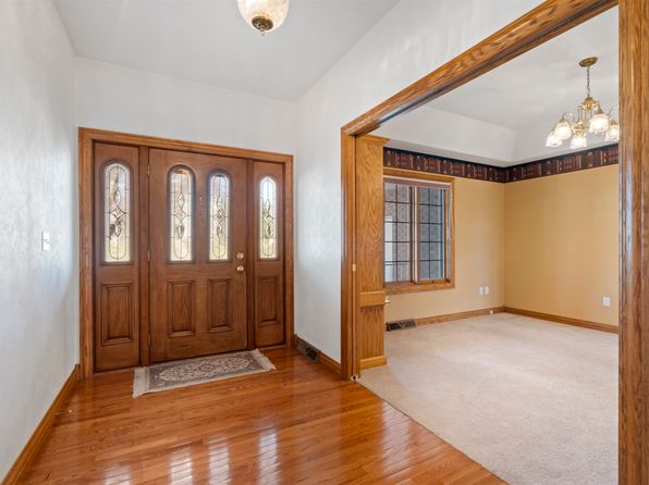 866 5th St SW, Dyersville, IA 52040