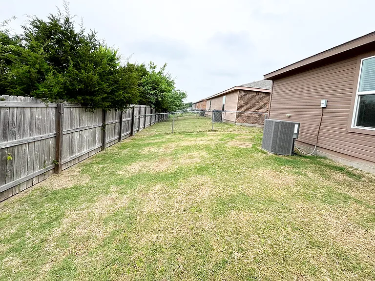 1515 Justin Loop #B — Photo 39