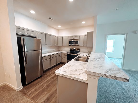 kitchen and breakfast bar