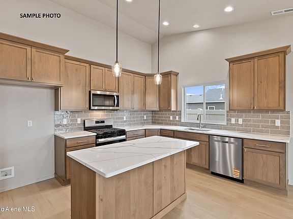 3rd image of 1558 E Allenby Ave