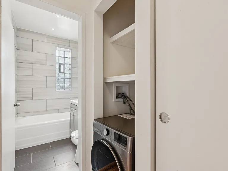 Bathroom (full size tub with 18" tile surround)