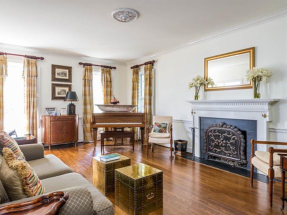 3rd image of 455 Woodlake Way