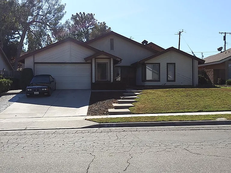 230 Las Riendas Dr — Photo 1