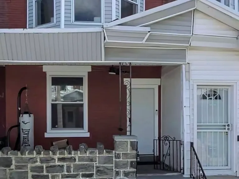 2045 Wilmot St — Photo 1