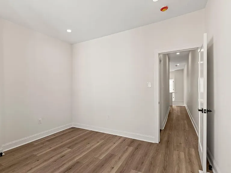 2921 W Oxford St — Photo 19