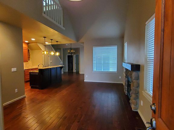 4th image of 1070 SE Garrison Village Way