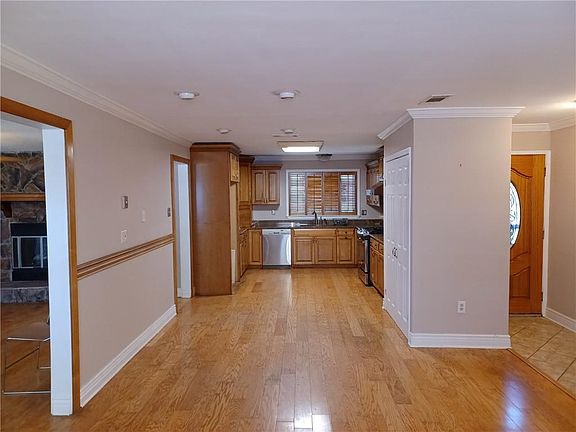 4th image of 5001 Warren Dr