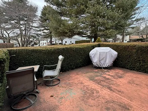 402 Chatham Cir, Warwick, RI 02886