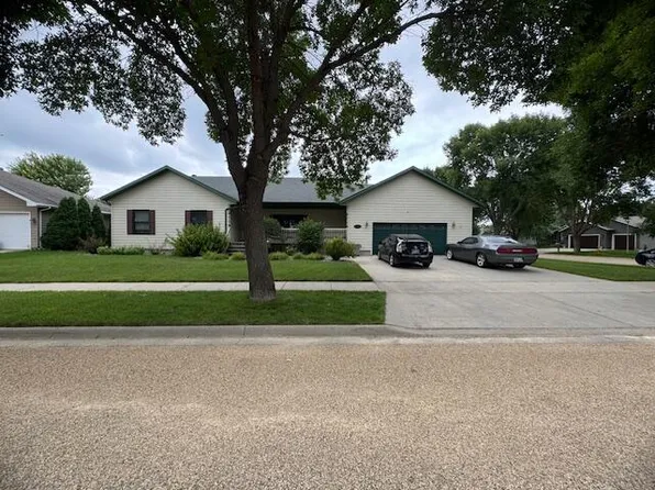 1505 Birchwood Ln, Aberdeen, SD 57401