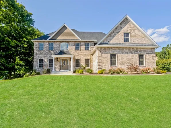 5 Briar Cliff Dr, Wilbraham, MA 01095