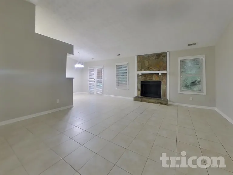 811 Riverstone Ln — Photo 3