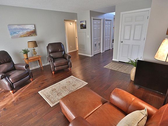 Living room w/ hardwood floors
