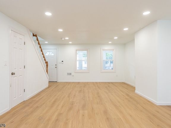 5th image of 549 Beach St