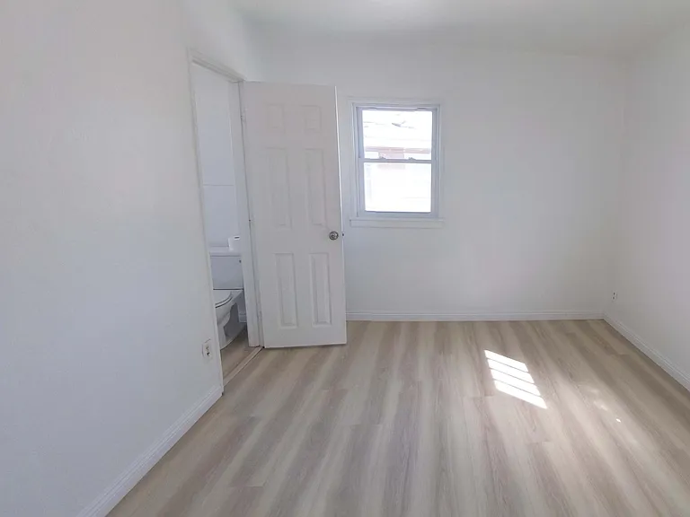 224 S Grand Ave — Photo 18