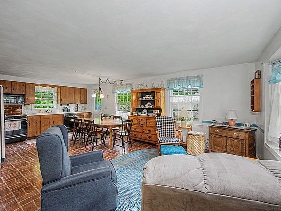 4th image of 8 Sullivan Ave