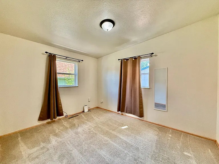 225 N Institute St — Photo 13
