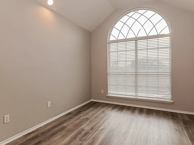 2840 Helen Ln — Photo 12