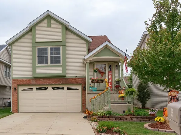 35 Parkshores Dr, Bloomington, IL 61701