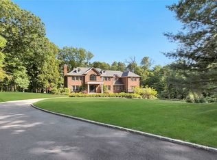 677 Linda Ct #A, Upper Brookville, NY 11771