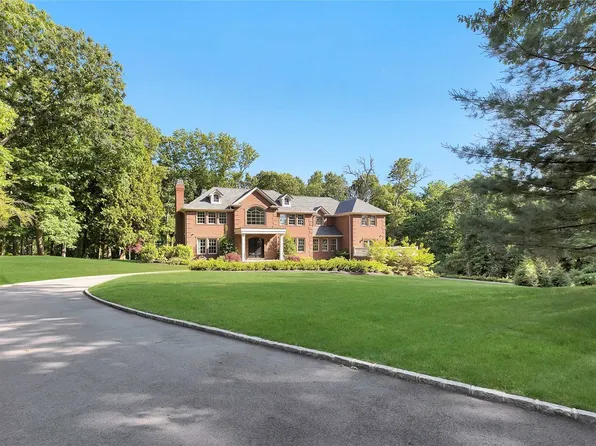 677 Linda Ct #A, Upper Brookville, NY 11771