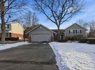 2957 Armstrong Dr, Lake Orion, MI 48360