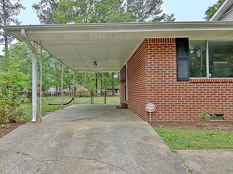 745 Anderson Dr — Photo 4