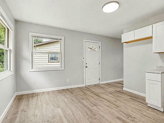 3rd image of 933 Henry St