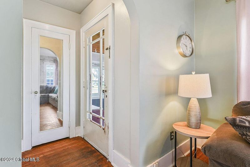 3rd image of 20 Joelson Court