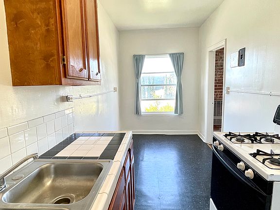 4th image of 2017 Argyle Ave #1B-1Ba-650Sqft