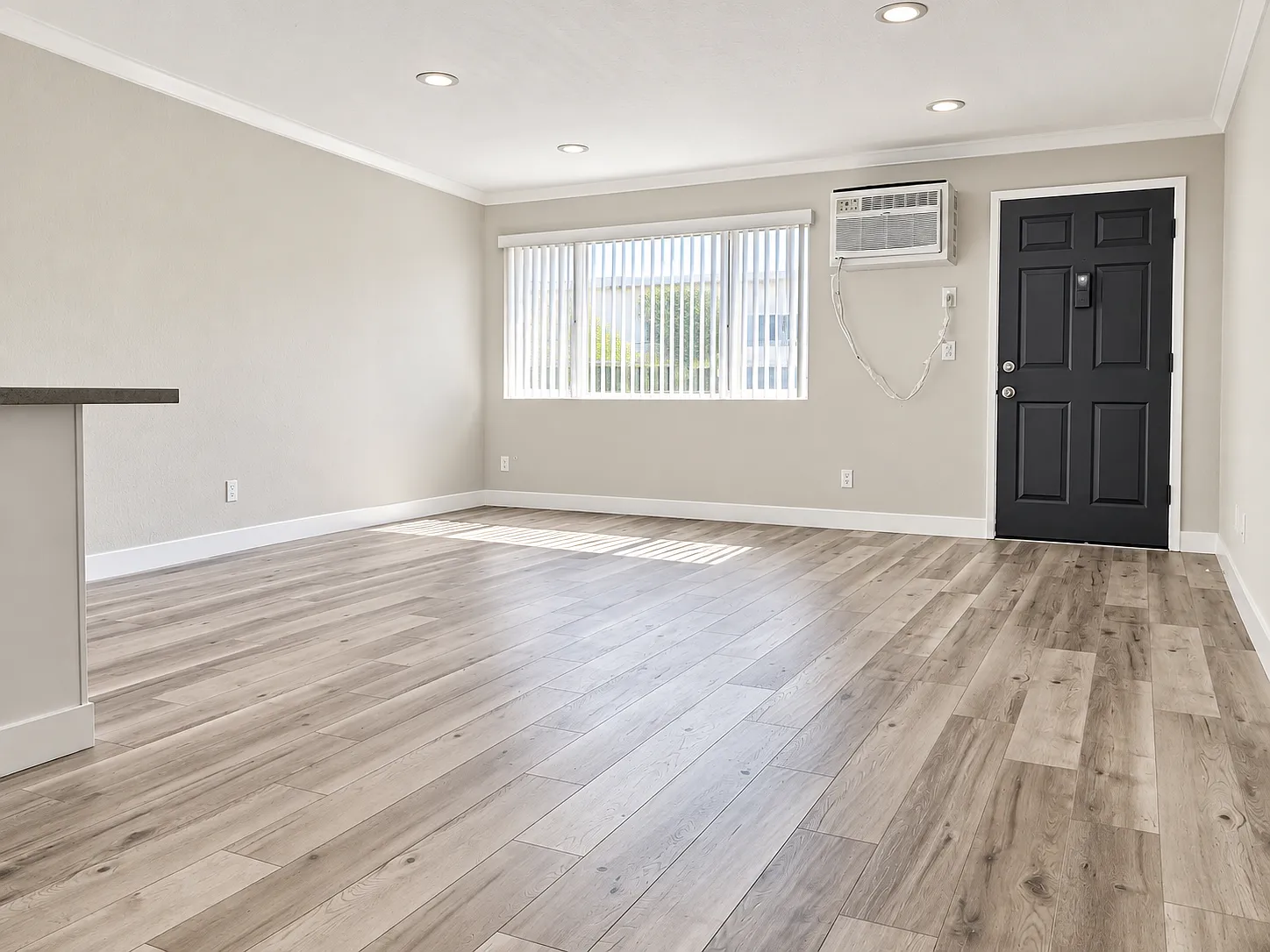 13049 Oxnard St — Photo 4