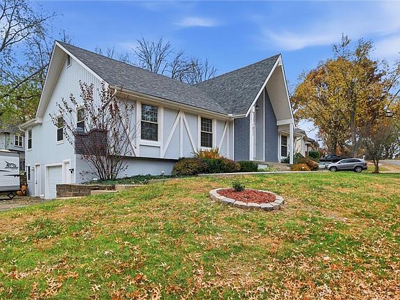 3rd image of 1011 SW Elwood Dr