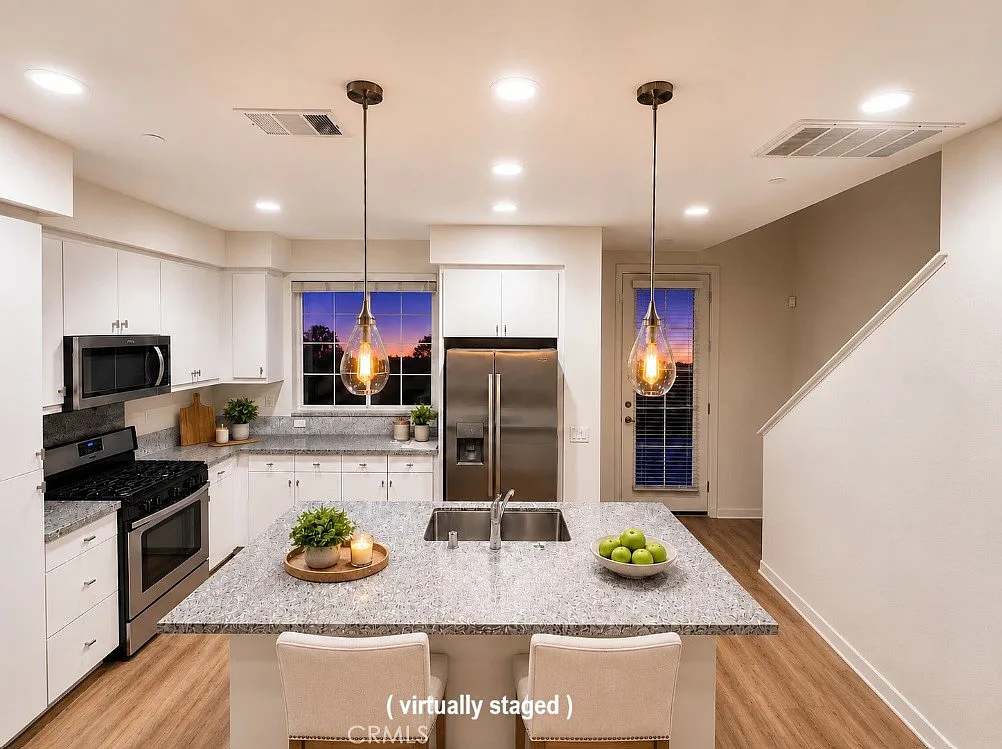 3 bed, 3.5 bath, 1530 sqft, $3,250 — Photo 3