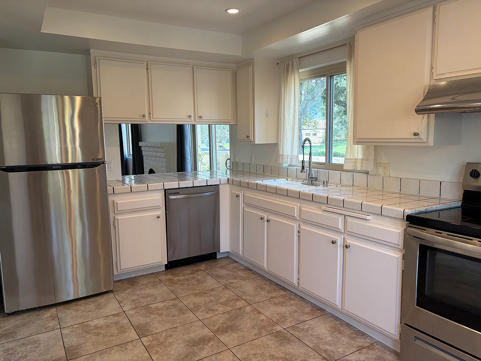 3 bed, 1301 sqft, $3,775 — Photo 2