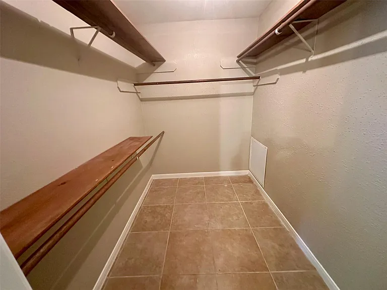 2711 Colony Dr — Photo 13