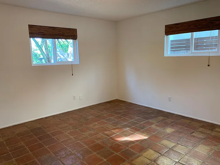 NE bedroom vacant