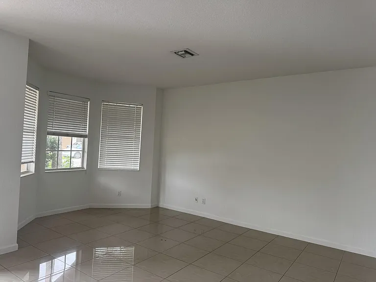 1804 SW Jamesport Dr — Photo 3