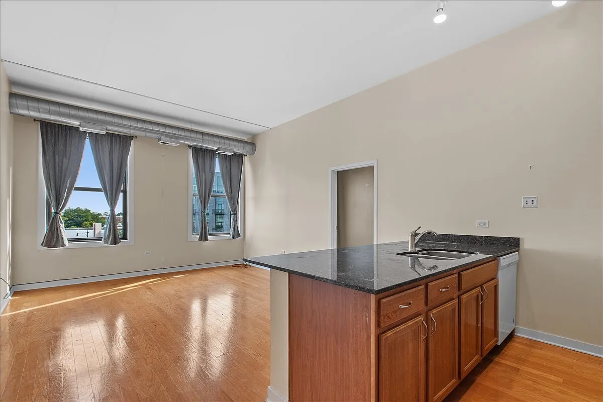2 bed, 900 sqft, $2,000 — Photo 3