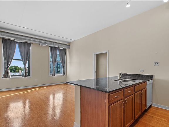 3rd image of 4015 N Milwaukee Ave Unit 416