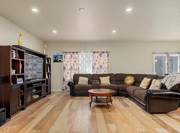 5th image of 585 W Life Dr