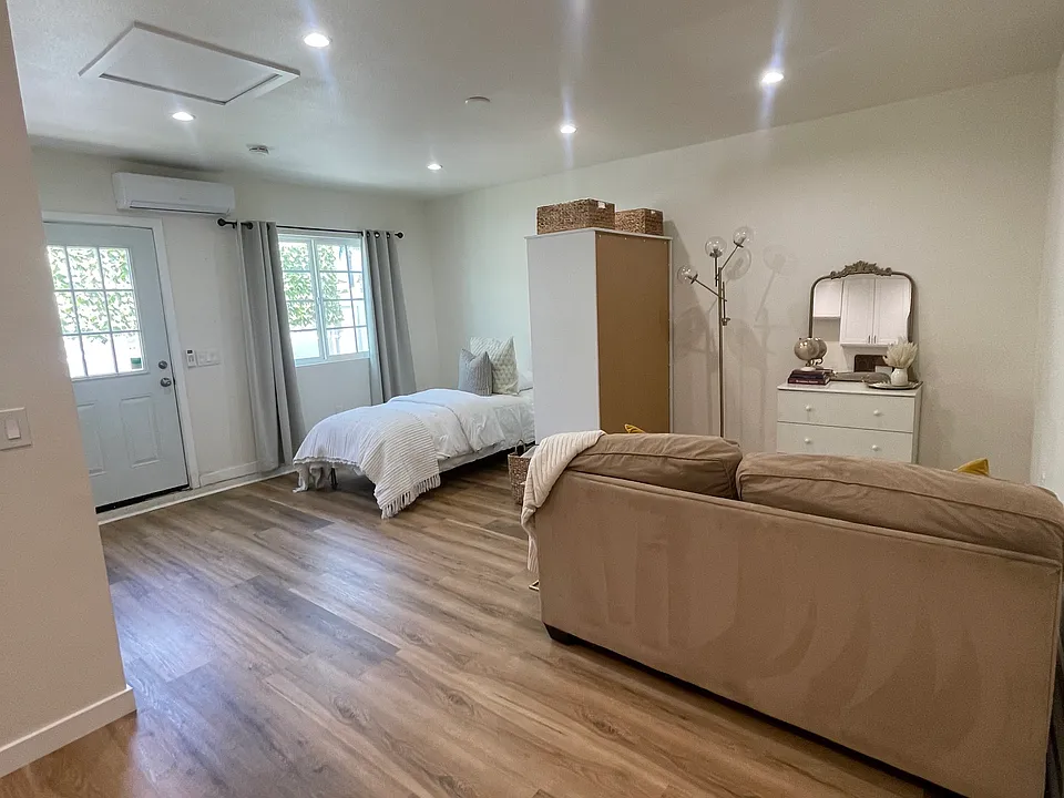 281 E Edna Pl